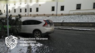 У Львові просять не паркувати автомобілі на перехрестях