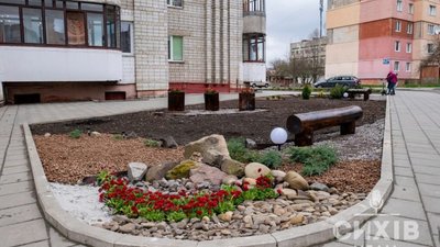 На Сихові мешканці креативно прикрашають прибудинкові території (ФОТО)