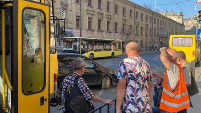 У Львові на Городоцькій автомобіль не розминувся із трамваєм (ФОТО)