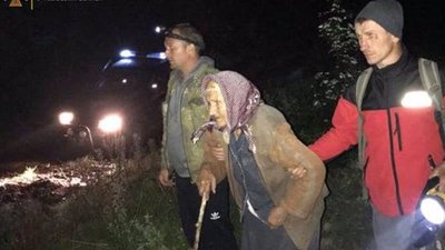 На Львівщині рятувальники знайшли бабусю, яка заблукала в лісі (ФОТО)