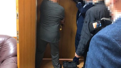 У Львові ДБР провело обшуки через махінації з ПДВ у приміщенні податкової (ФОТО)
