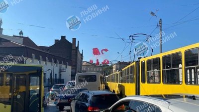 У Львові автомобіль не розминувся із трамваєм (ФОТО)