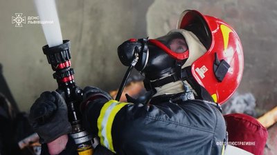 У Самборі врятували від вогню літню кухню і будинок