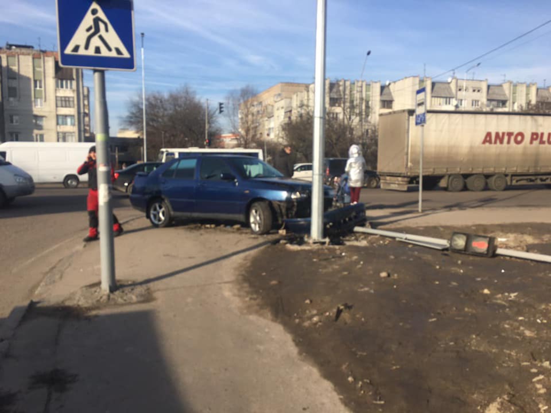 У Львові автомобіль влетів у світлофор. Фото Варта-1