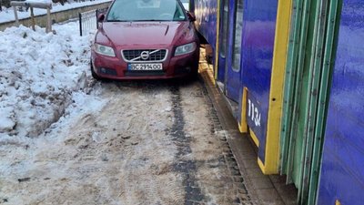 У Львові через неприбрані вулиці автомобіль заблокував рух трамваїв (ФОТО)