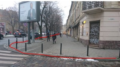 У Львові через улюблені стовпчики урбаністів закрили під’їзд до будинку (ФОТО)