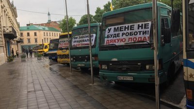 Перевізники Львівської області виїхали на пікет (ФОТО)