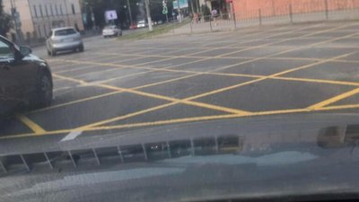У Львові перехрестя розмалювали жовтими лініями