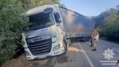 На Львівщині недалеко від польського кордону вантажівка злетіла з траси (ФОТО)