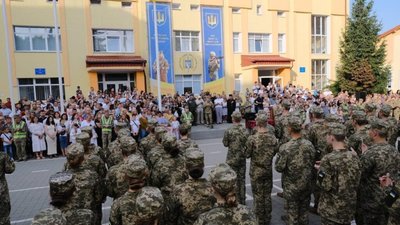 У львівському Ліцеї імені Героїв Крут вперше в історії розпочали навчання дівчата