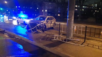 У Львові іномарка влетіла в огорожу: постраждали жінка з дитиною (ФОТО)