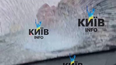 На Київщині чоловік у військовій формі розбив лобове скло автомобіля