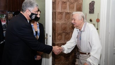 Петро та Марина Порошенки відвідали дисидента Ігоря Калинця (ФОТОРЕПОРТАЖ)