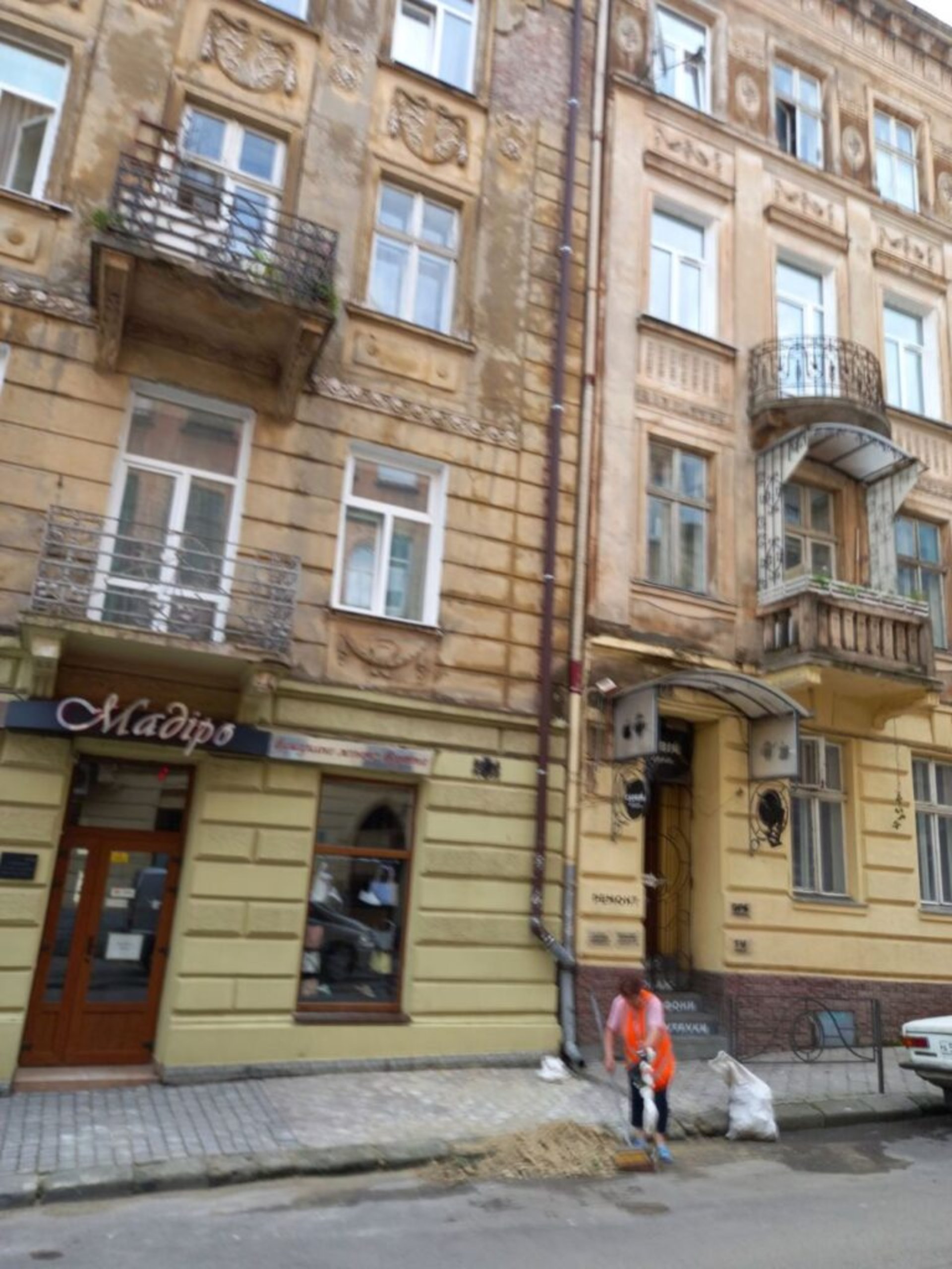 У Львові комунальники продовжують прибирати наслідки негоди, фото ЛМР