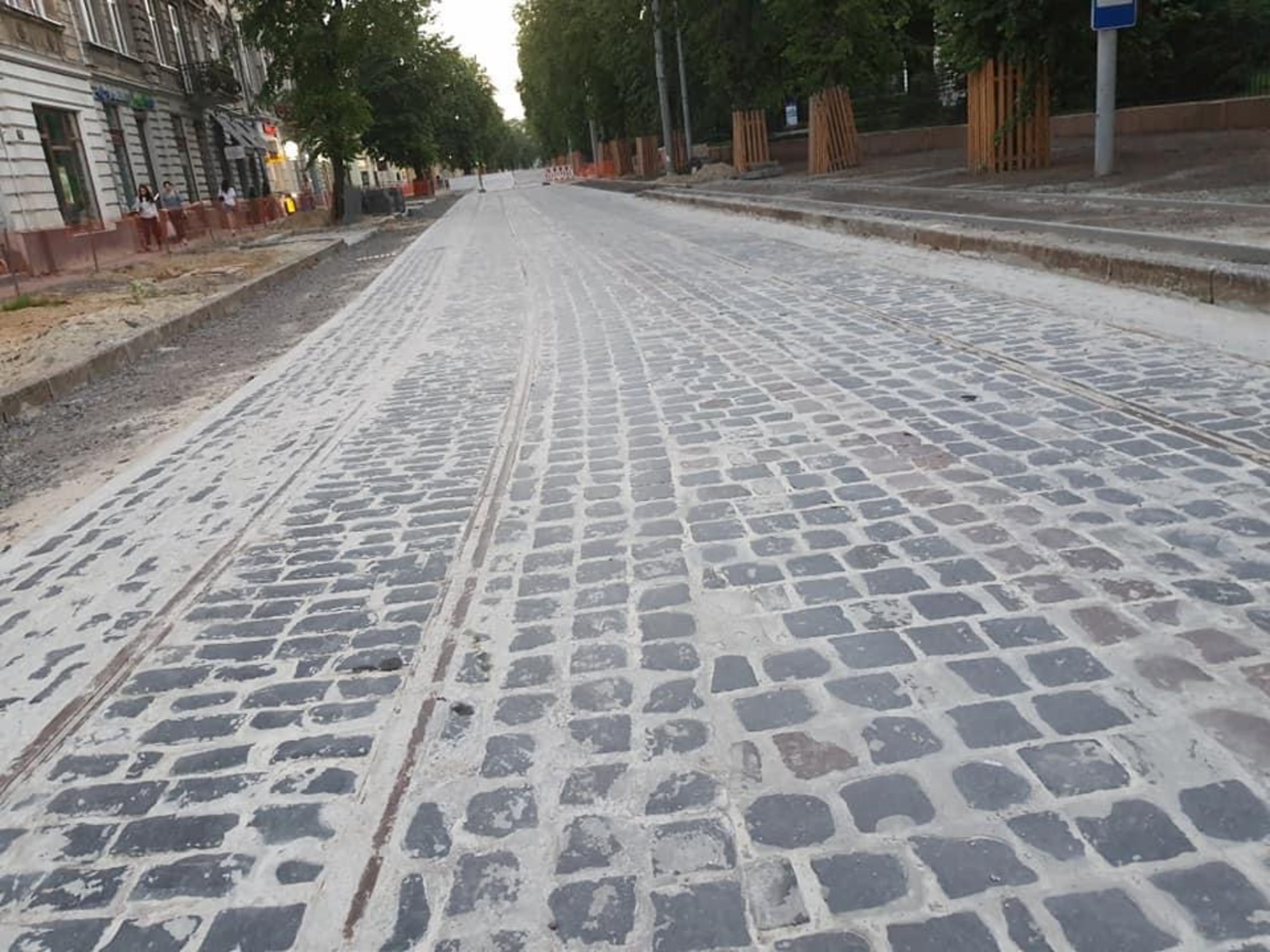 У Львові бруківку на вулиці Степана Бандери залили цементом, фото ГЛМЛ
