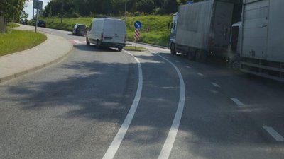 У Львові вантажівка зламалась біля острівця безпеки (ФОТО)