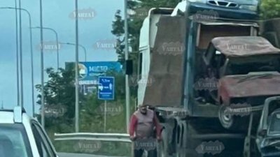 На Львівщині з кузова вантажівки випав автомобіль