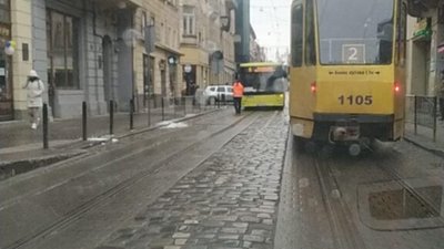 У Львові автобус не розминувся із автомобілем (ВІДЕО)