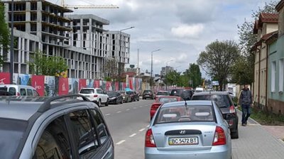 Вулиця Богдана Хмельницького у Львові перетворилась на парковку (ВІДЕО)