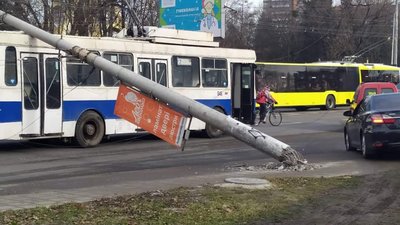 У Львові електроопора впала на тролейбус (ВІДЕО)