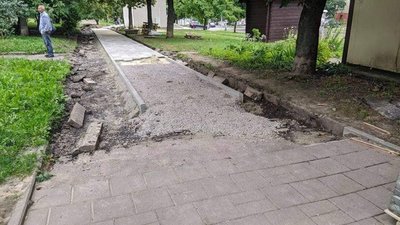 На Сихові звузили хідник для пішоходів (ФОТО)
