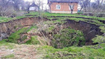 На Львівщині поруч із житловим будинком утворилось карстове провалля (ФОТО)