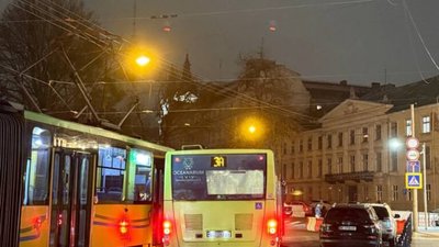 У Львові автобус не розминувся із трамваєм