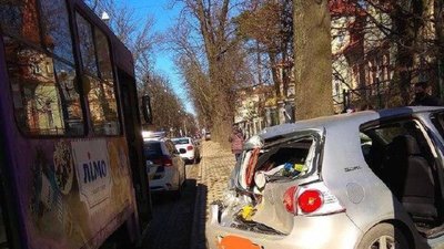 У Львові трамвай не розминувся із автомобілем (ФОТО)
