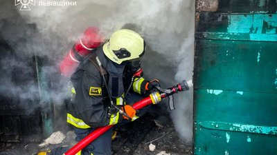 На Львівщині горів гараж