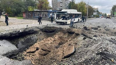 У Дніпрі відновили дорожнє покриття, яке постраждало внаслідок удару (ФОТО)