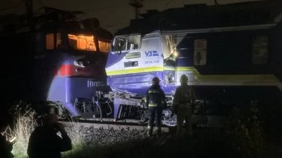 Дизель-поїзд Львів — Сокаль припустився зіткнення із електровозом