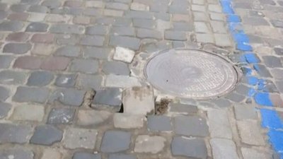 У Львові прямо посеред дороги утворилось провалля (ФОТО)