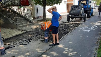 У Львові ремонтують тротуар, мешканці обурені