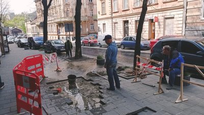 У центрі Львова з-під плитки тече вода, прорвало трубу (ФОТО)