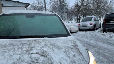 У Галичі випав неприродньо чорний сніг: люди звинувачують ТЕС (ФОТО)