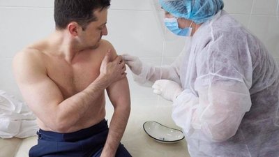 Зеленський вакцинувався від коронавірусу (ФОТО)