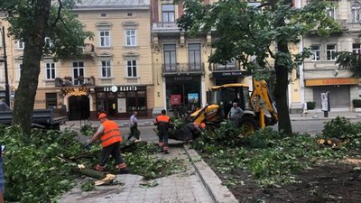 У Львові аварійні бригади працювали всю ніч, - мерія (ФОТО, ВІДЕО)