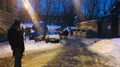 У Львові невідомі зрізали огорожу, яка блокувала заїзд у пішохідну зону