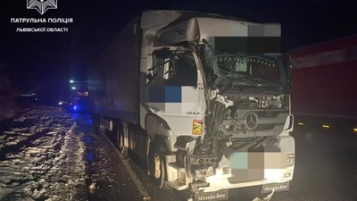 На трасі Київ — Чоп зіткнулися дві фури