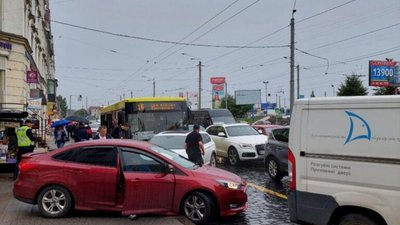 У Львові на Городоцькій автомобіль вилетів на тротуар (ФОТО)