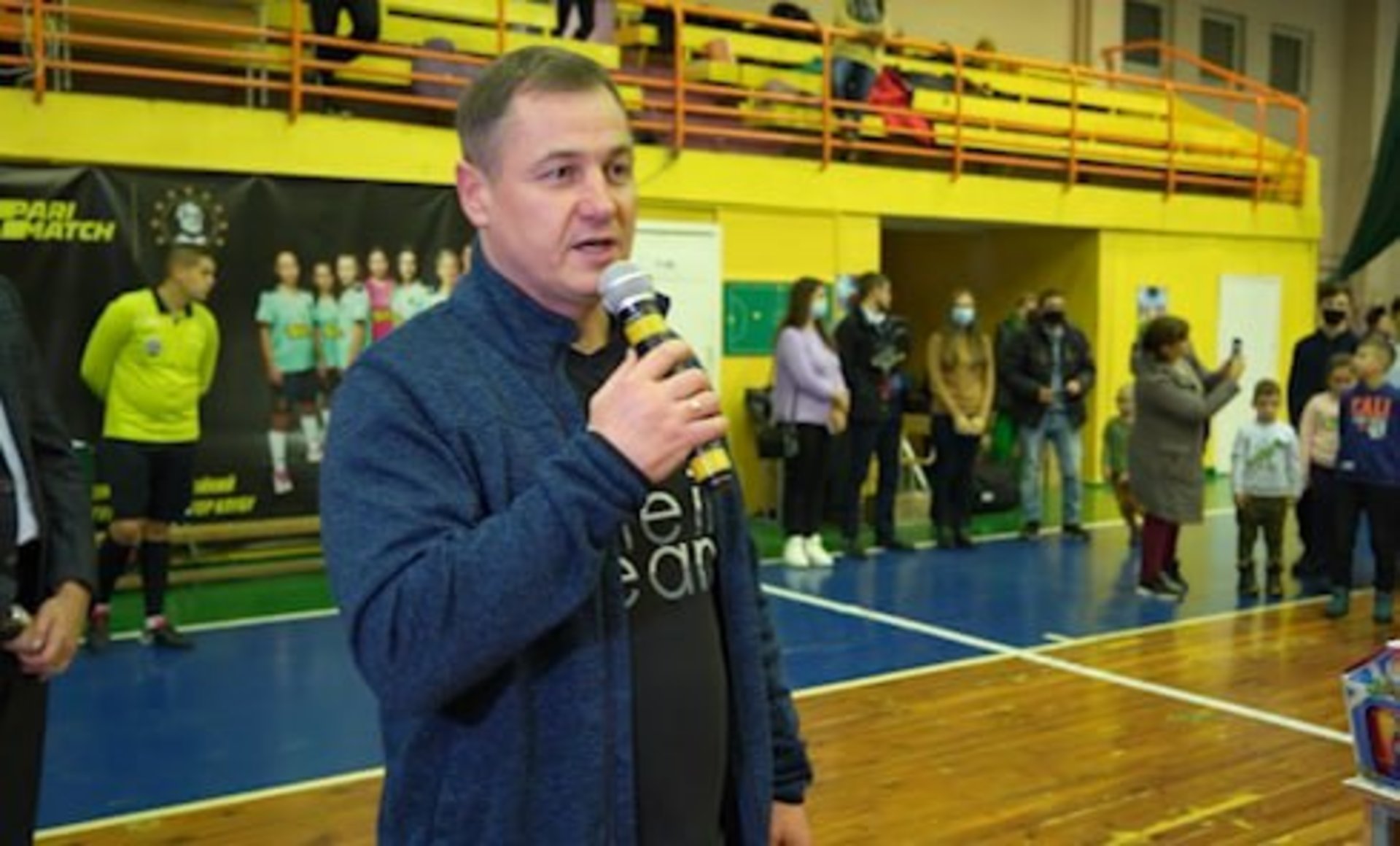 У Києві легенди футболу, журналісти, будівельники та артисти подарували дітям-переселенцям свято