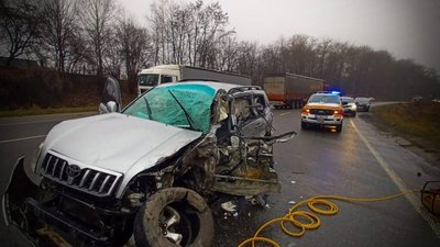 Біля Львова автомобіль перетворився на металобрухт