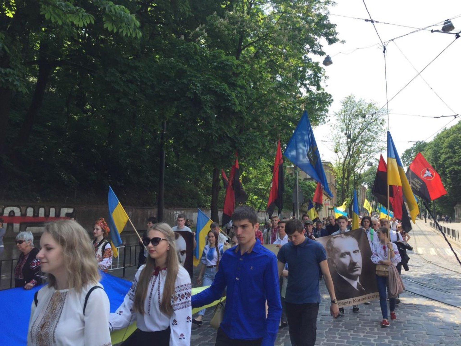 З нагоди Свята Героїв вулицями Львова пройшла урочиста хода. Фото: 4studio.