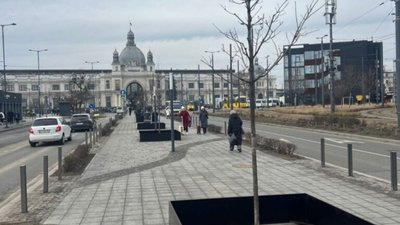 У Львові біля вокзалу облаштували зручність для дерев