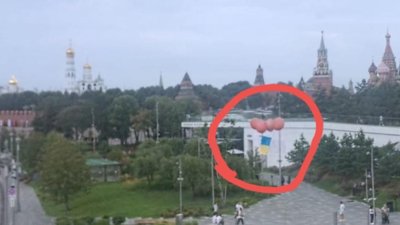 У небі над Москвою символічно запустили український стяг (ВІДЕО)