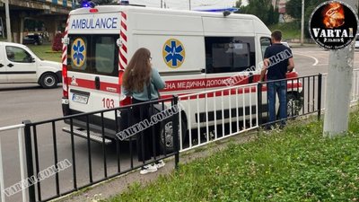 У Львові водій скутера без прав та документів збив дівчину (ФОТО, ВІДЕО)