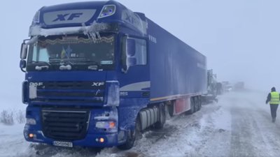 На трасі Київ-Чоп через сильний снігопад у заторах застрягли сотні вантажівок (ФОТО, ВІДЕО)