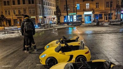 У Львові біля Оперного театру знову їздять машинки (ФОТО)