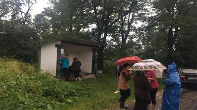 На автобусній зупинці блискавка вбила трьох львів’ян