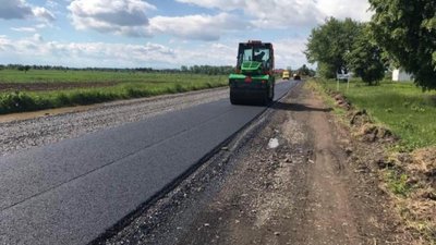 На Львівщині тривають ремонтні роботи на дорозі "Голобутів - Завадів - Нежухів"